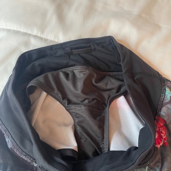 Lululemon speed up shorts 2.5 inch, size 2 - Picture 5 of 6